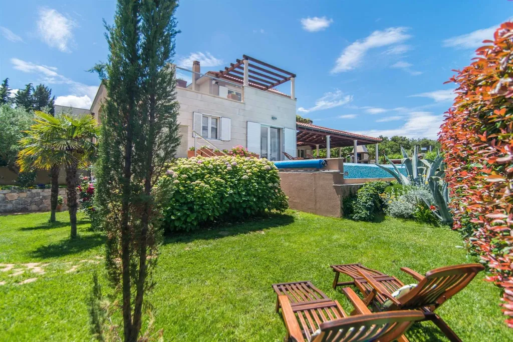 Contemporary 6-Bedroom Villa with Infinity Pool in Mirca