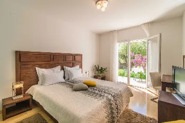 Contemporary 6-Bedroom Villa with Infinity Pool in Mirca