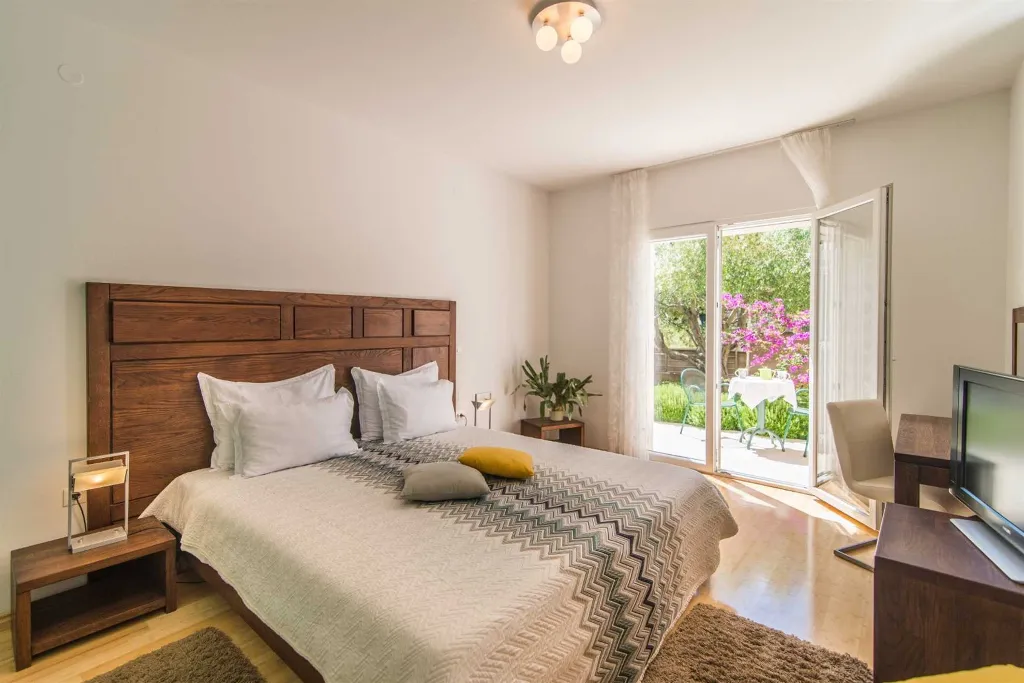 Contemporary 6-Bedroom Villa with Infinity Pool in Mirca