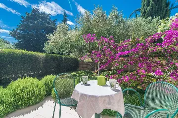 Contemporary 6-Bedroom Villa with Infinity Pool in Mirca