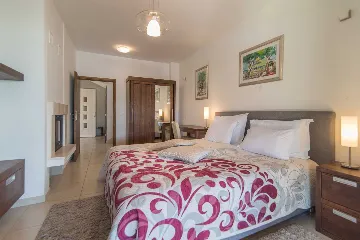 Contemporary 6-Bedroom Villa with Infinity Pool in Mirca