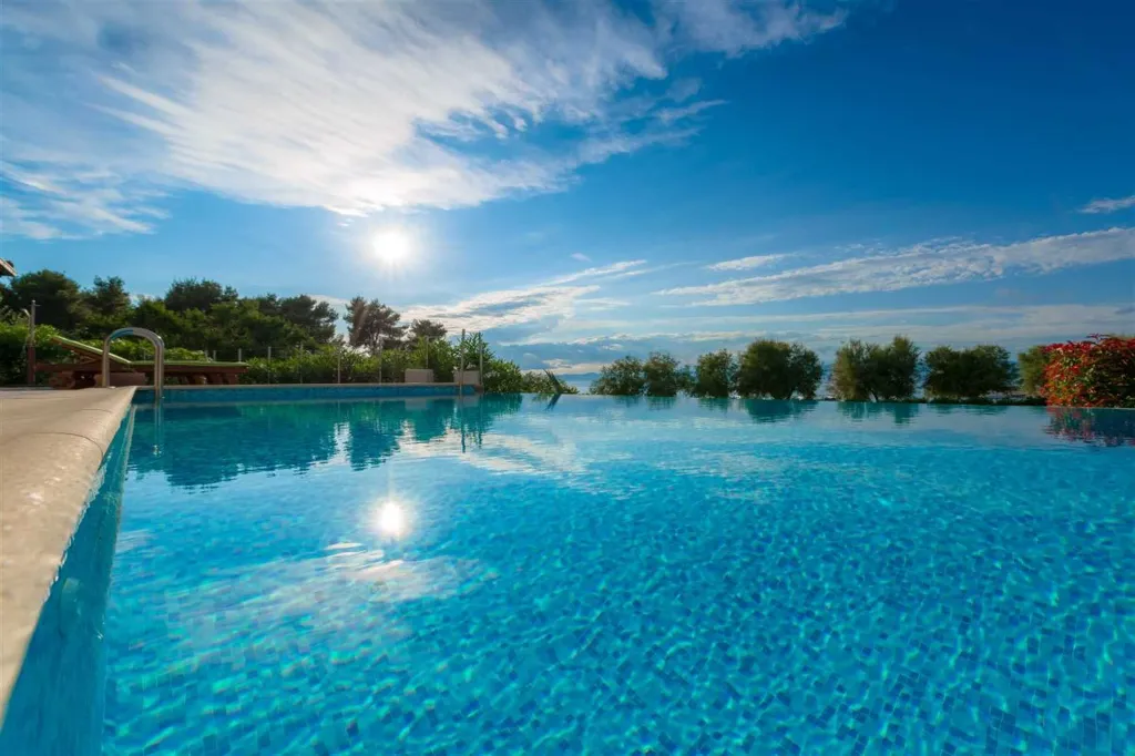 Contemporary 6-Bedroom Villa with Infinity Pool in Mirca