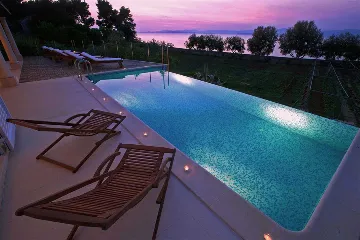 Contemporary 6-Bedroom Villa with Infinity Pool in Mirca