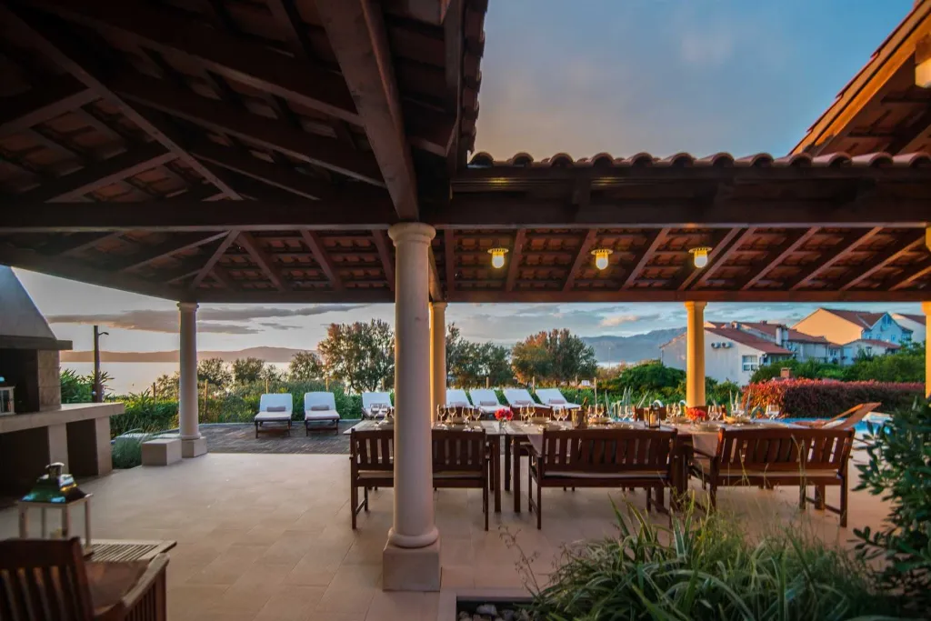 Contemporary 6-Bedroom Villa with Infinity Pool in Mirca