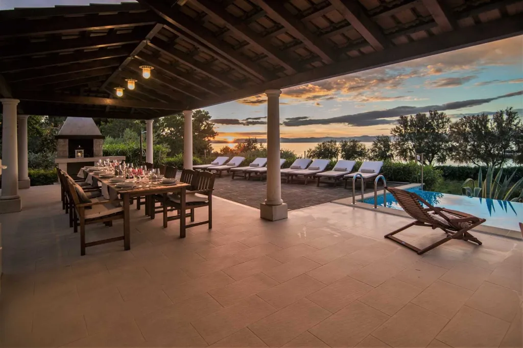 Contemporary 6-Bedroom Villa with Infinity Pool in Mirca