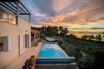 Contemporary 6-Bedroom Villa with Infinity Pool in Mirca