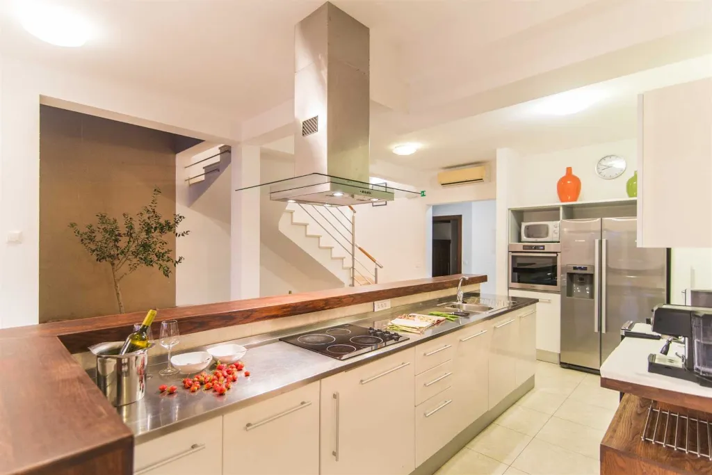 Contemporary 6-Bedroom Villa with Infinity Pool in Mirca