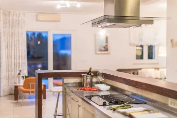 Contemporary 6-Bedroom Villa with Infinity Pool in Mirca