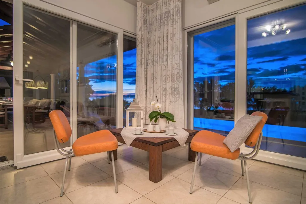 Contemporary 6-Bedroom Villa with Infinity Pool in Mirca
