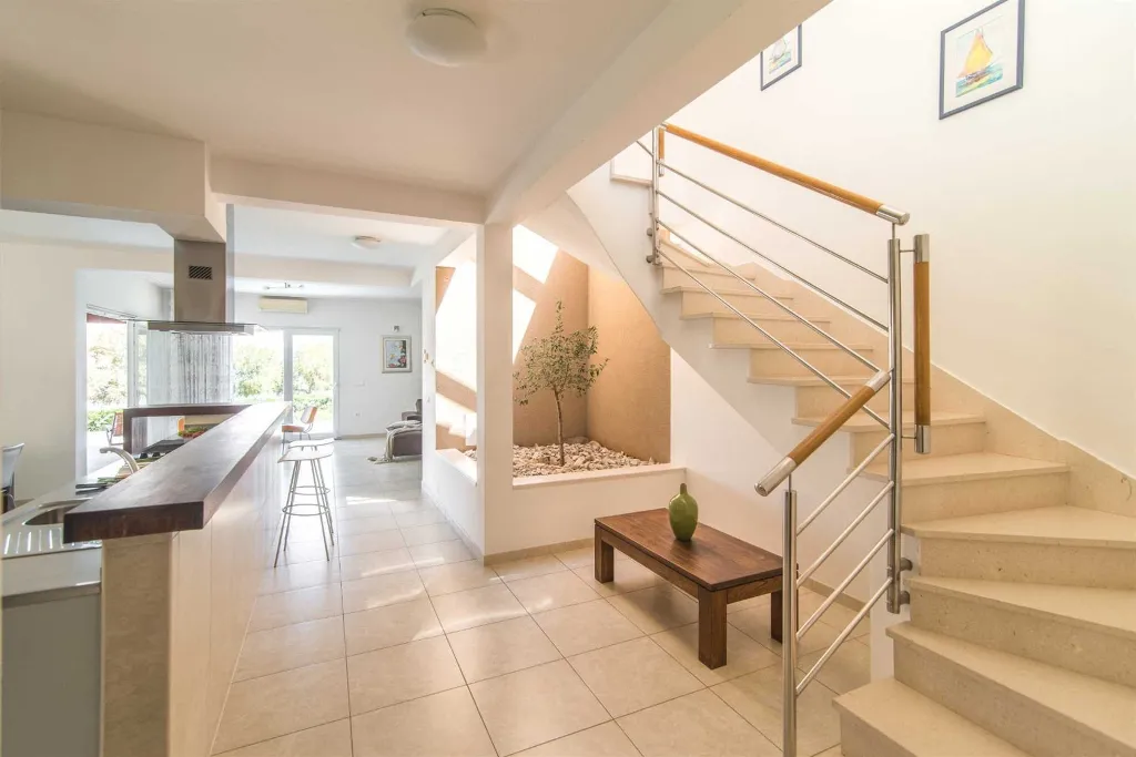 Contemporary 6-Bedroom Villa with Infinity Pool in Mirca