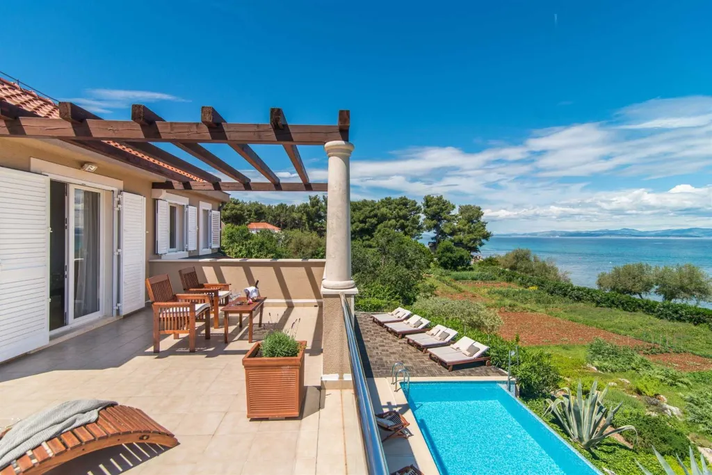 Contemporary 6-Bedroom Villa with Infinity Pool in Mirca