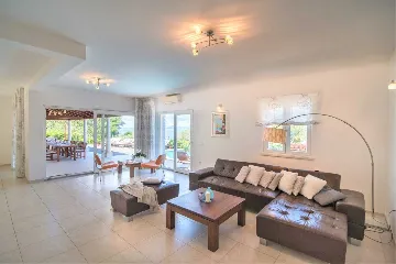 Contemporary 6-Bedroom Villa with Infinity Pool in Mirca