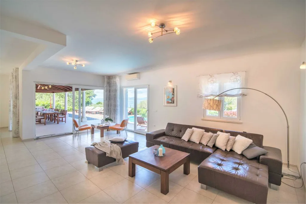 Contemporary 6-Bedroom Villa with Infinity Pool in Mirca