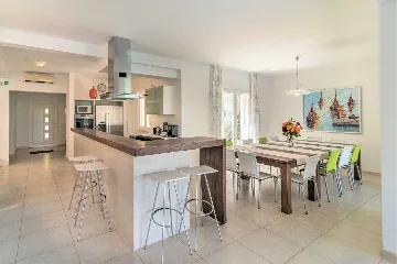 Contemporary 6-Bedroom Villa with Infinity Pool in Mirca