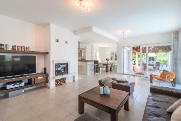 Contemporary 6-Bedroom Villa with Infinity Pool in Mirca