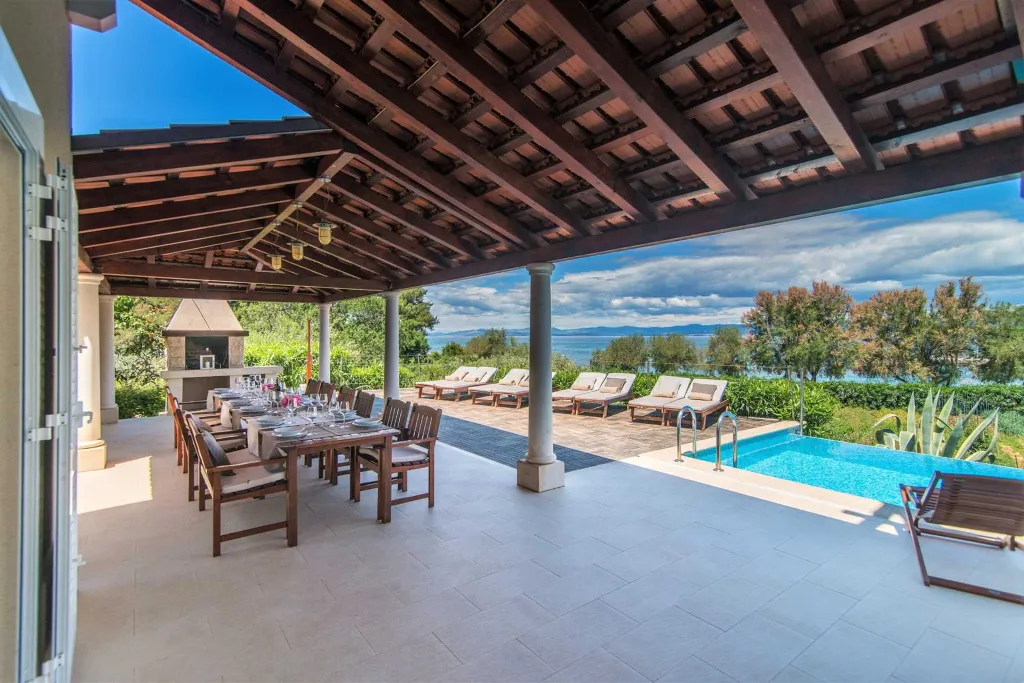 Contemporary 6-Bedroom Villa with Infinity Pool in Mirca