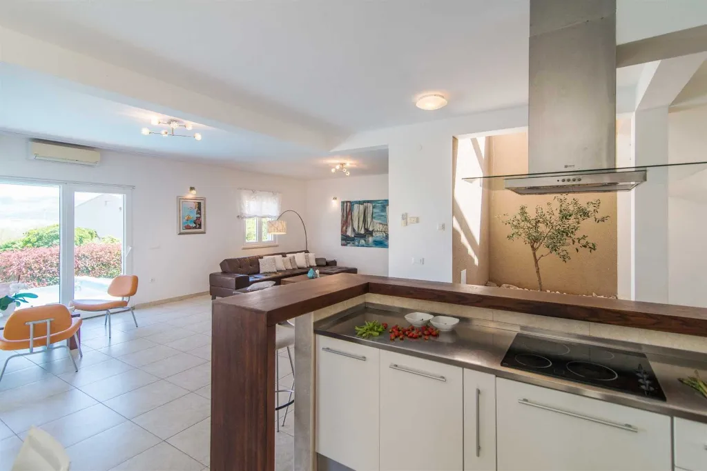 Contemporary 6-Bedroom Villa with Infinity Pool in Mirca