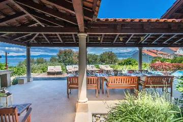 Contemporary 6-Bedroom Villa with Infinity Pool in Mirca