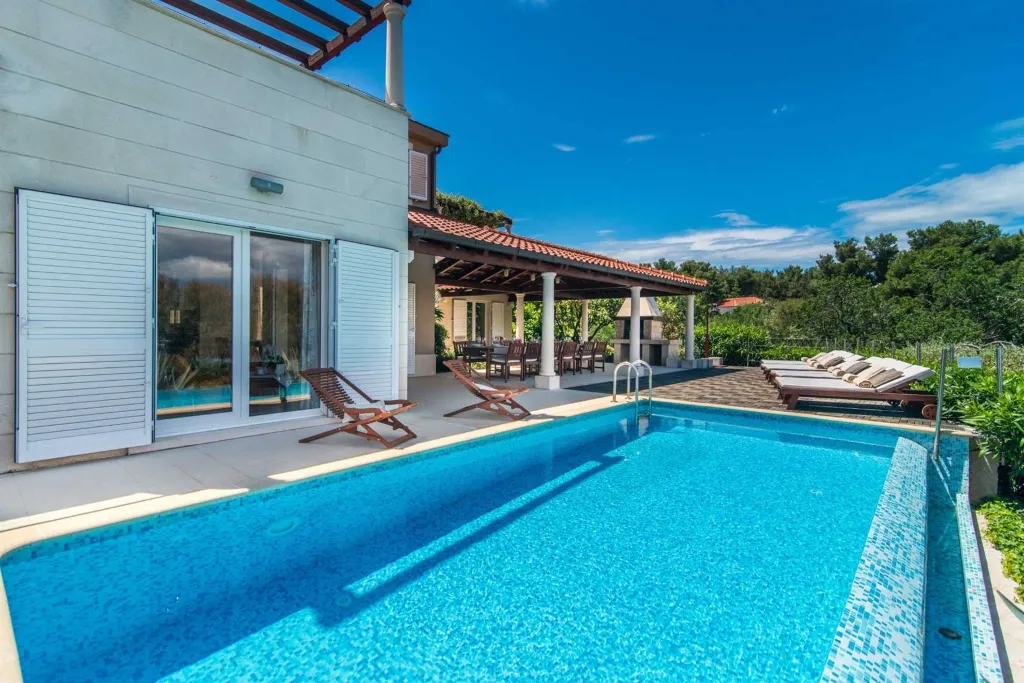 Contemporary 6-Bedroom Villa with Infinity Pool in Mirca
