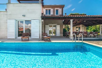 Contemporary 6-Bedroom Villa with Infinity Pool in Mirca