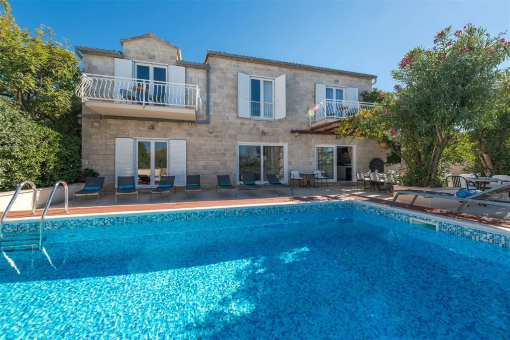 Beachfront Villa with Heated Pool in Mirca