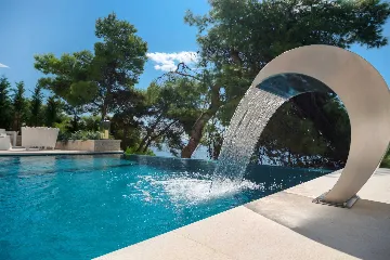 Contemporary Seafront Villa with Infinity Pool Selca