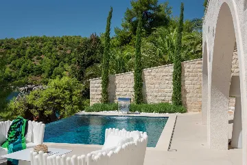 Contemporary Seafront Villa with Infinity Pool Selca