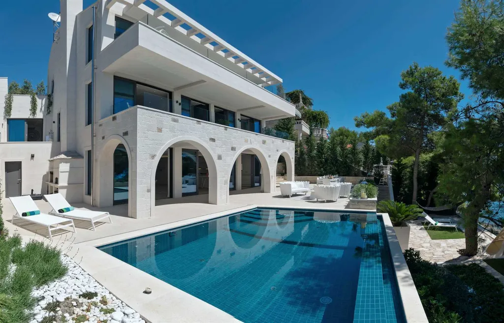 Contemporary Seafront Villa with Infinity Pool Selca