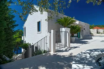 Contemporary Seafront Villa with Infinity Pool Selca