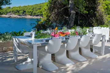 Contemporary Seafront Villa with Infinity Pool Selca