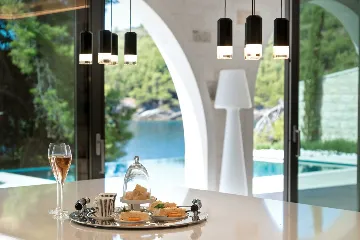 Contemporary Seafront Villa with Infinity Pool Selca