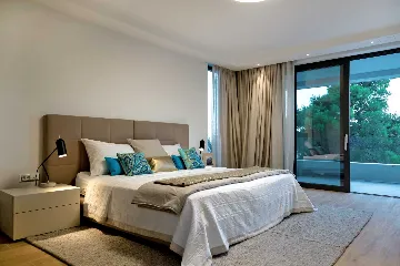 Contemporary Seafront Villa with Infinity Pool Selca