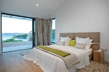 Contemporary Seafront Villa with Infinity Pool Selca