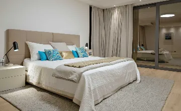 Contemporary Seafront Villa with Infinity Pool Selca