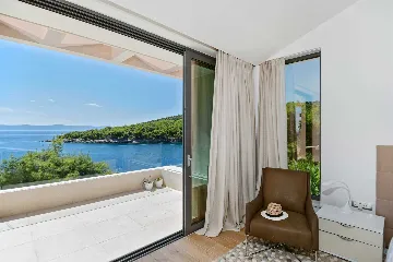 Contemporary Seafront Villa with Infinity Pool Selca