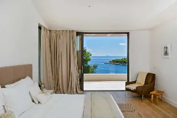 Contemporary Seafront Villa with Infinity Pool Selca