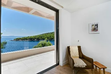 Contemporary Seafront Villa with Infinity Pool Selca