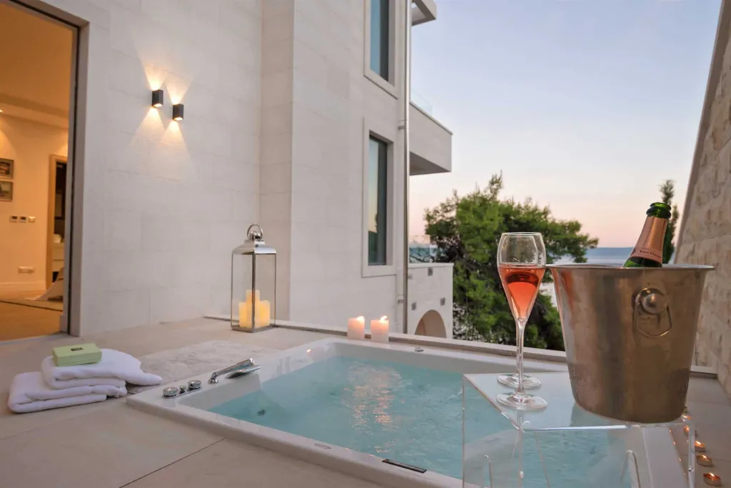 Contemporary Seafront Villa with Infinity Pool Selca