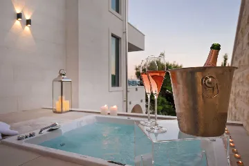 Contemporary Seafront Villa with Infinity Pool Selca