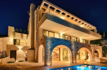 Contemporary Seafront Villa with Infinity Pool Selca