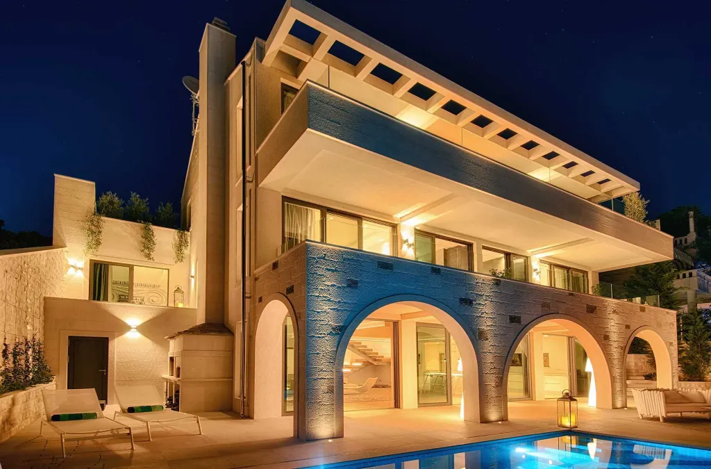 Contemporary Seafront Villa with Infinity Pool Selca