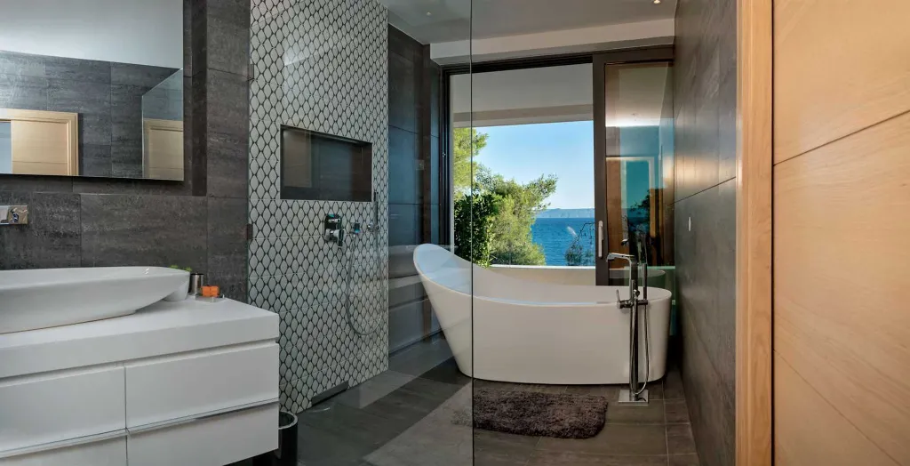 Contemporary Seafront Villa with Infinity Pool Selca