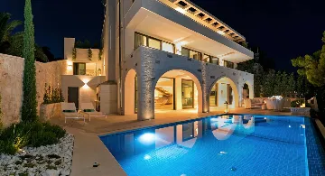 Contemporary Seafront Villa with Infinity Pool Selca