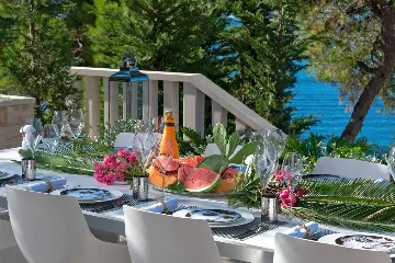 Contemporary Seafront Villa with Infinity Pool Selca