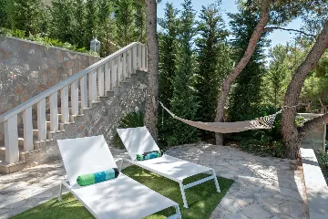 Contemporary Seafront Villa with Infinity Pool Selca