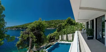 Contemporary Seafront Villa with Infinity Pool Selca