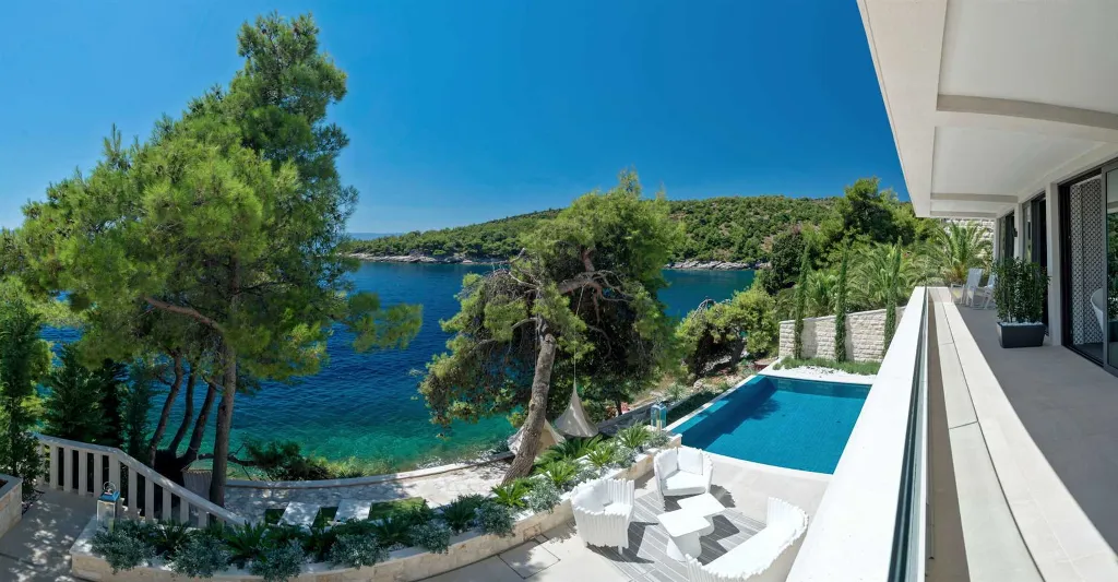 Contemporary Seafront Villa with Infinity Pool Selca