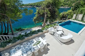 Contemporary Seafront Villa with Infinity Pool Selca
