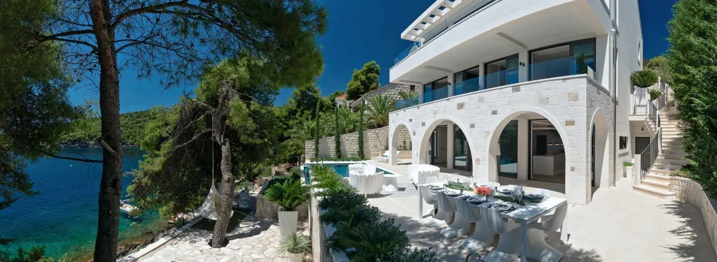 Contemporary Seafront Villa with Infinity Pool Selca