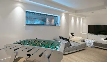 Contemporary Seafront Villa with Infinity Pool Selca